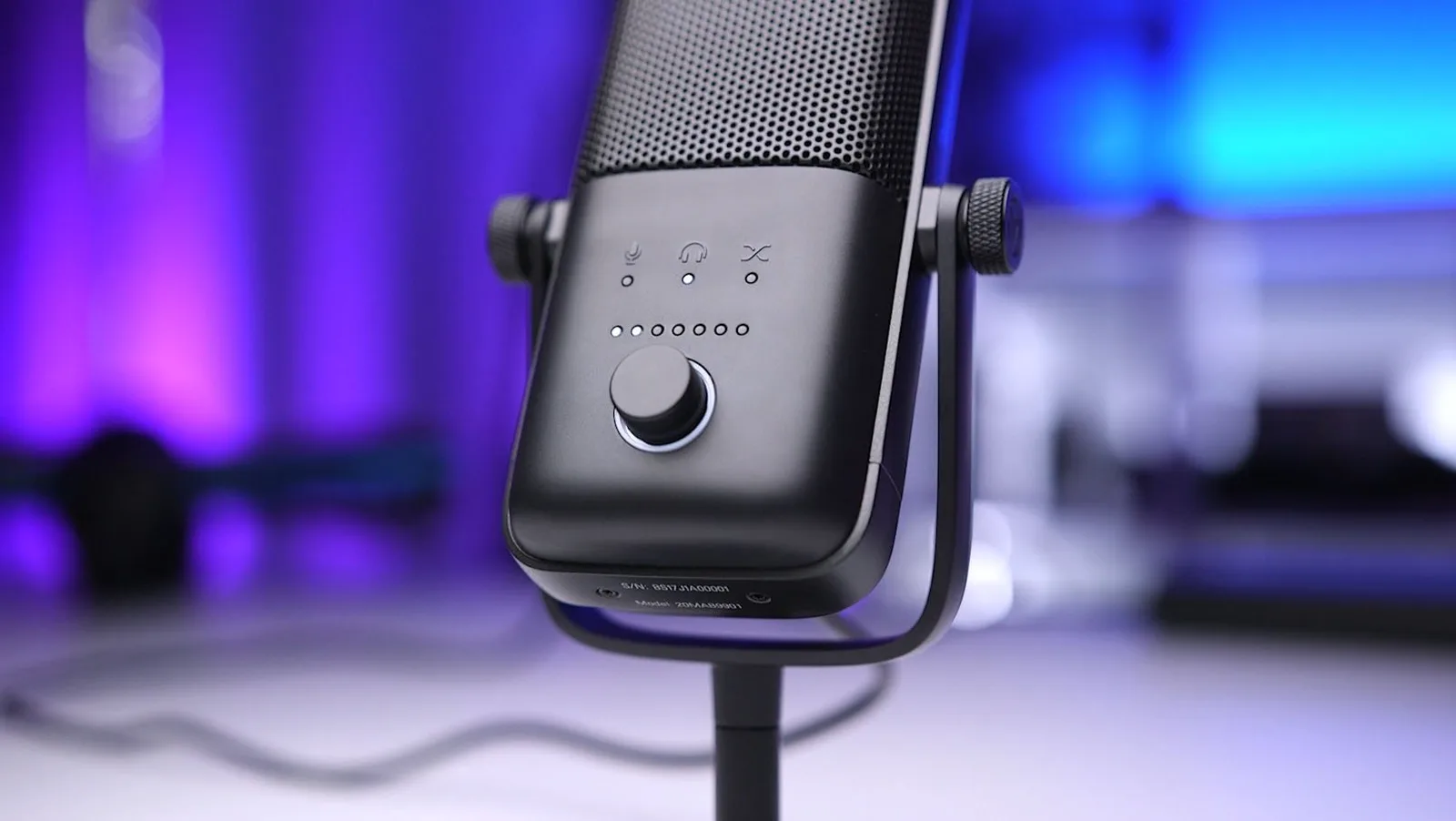 Wave:3 multifunction dial with gain, headphone and mix indicators