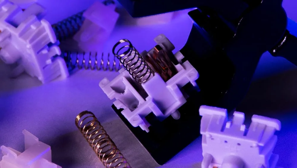 Mechanical switch opened in a switch opener with the spring and housing pieces beside it