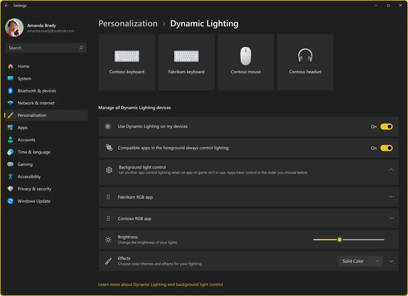 Windows 11 Dynamic Lighting settings page listing keyboards and a mouse
