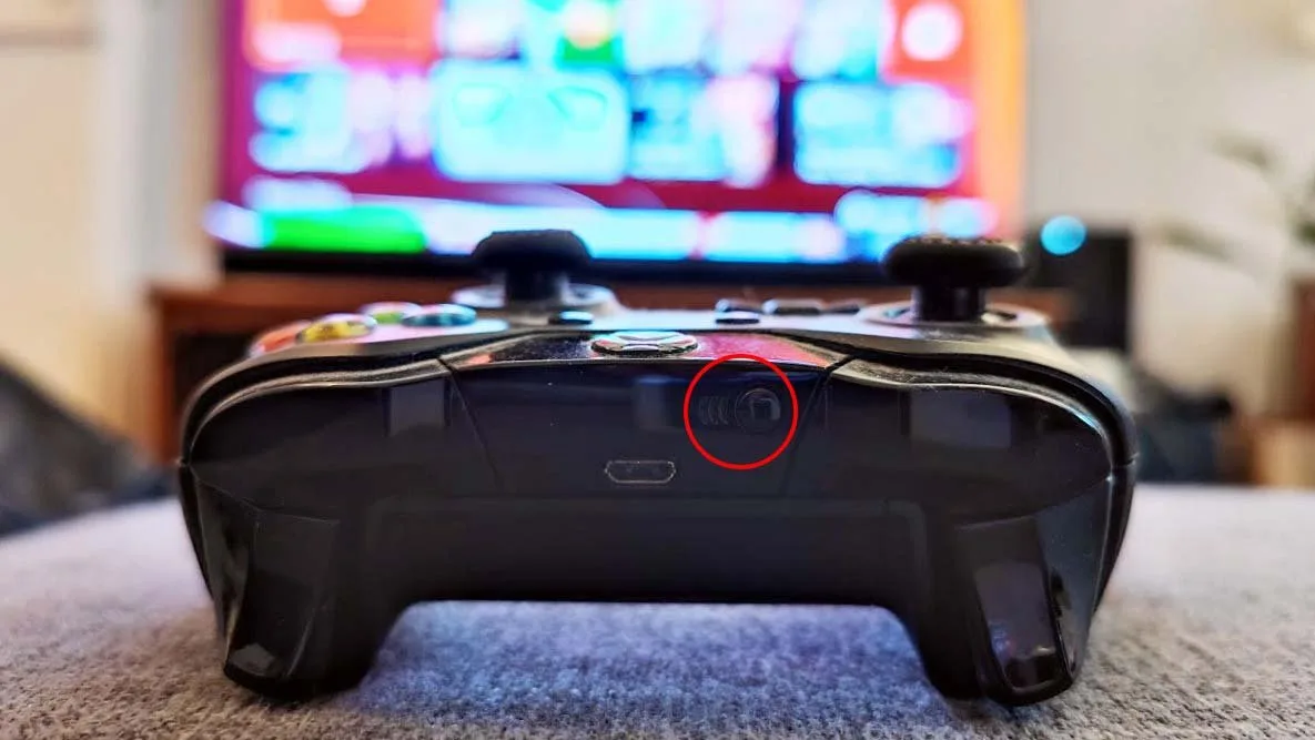 Top edge of an Xbox controller with the Pair button circled